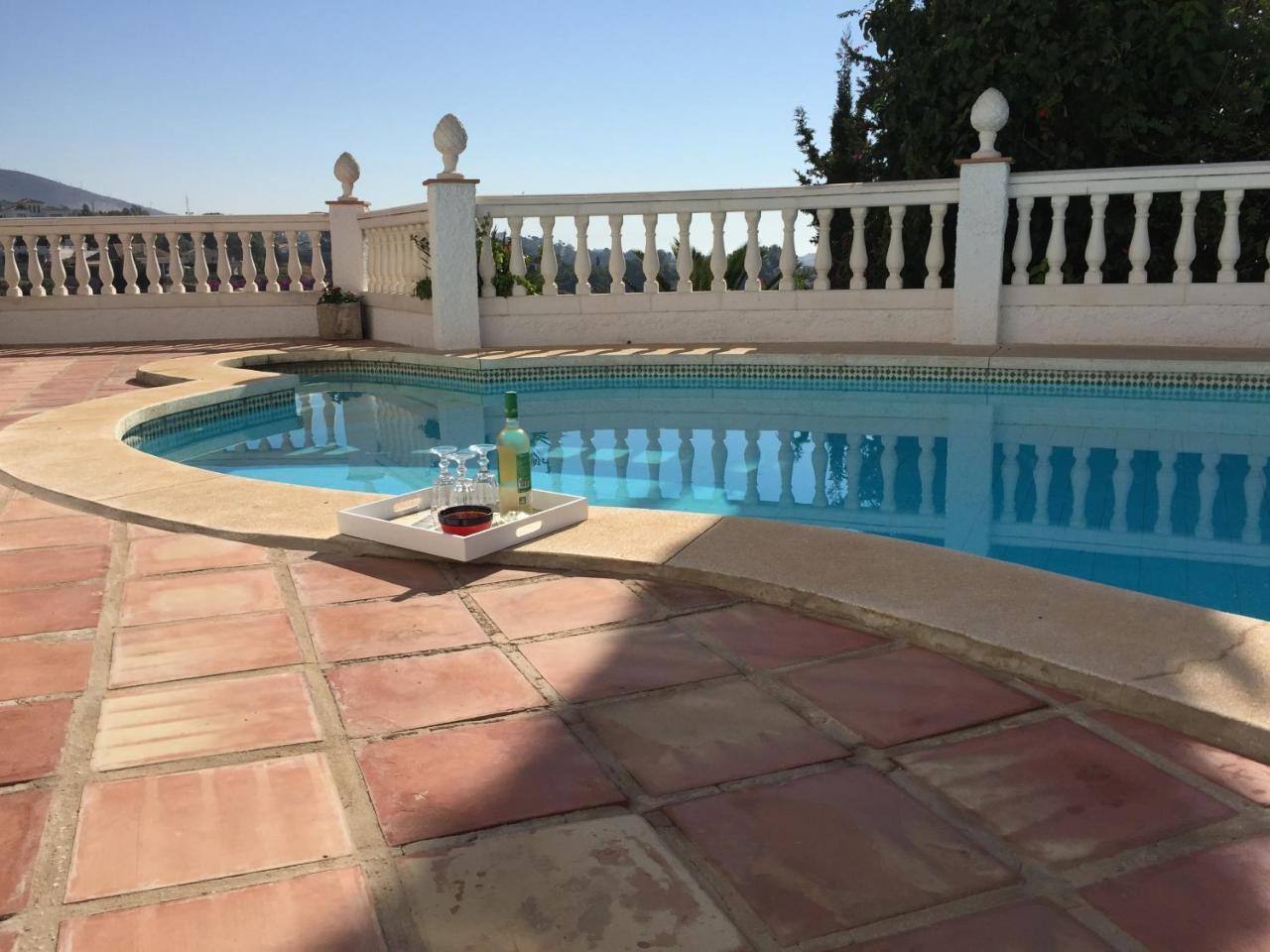 Llamedos Benalmádena